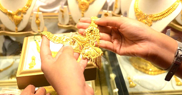 সোনার দাম ভরিতে কমলো ১০৭৩ টাকা