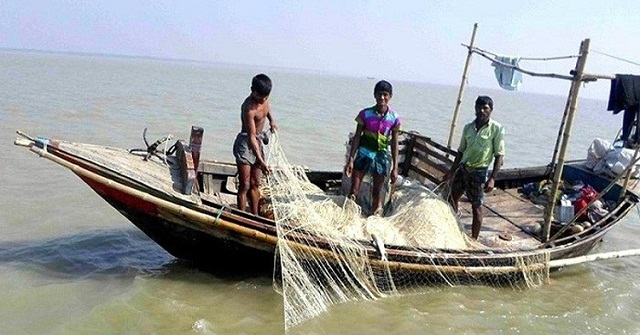 ঠাণ্ডা বাতাসে সাগরে টিকতে পারছেন না জেলেরা 