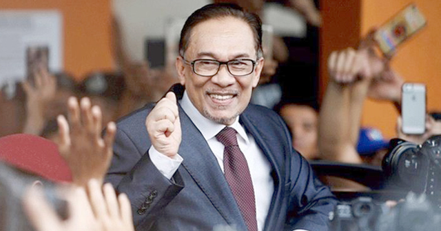 মালয়েশিয়ার প্রধানমন্ত্রীর দায়িত্ব নেওয়ার পর যা বললেন আনোয়ার ইব্রাহিম