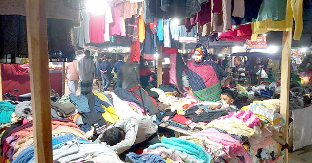 ভোলায় পুরোনো পোশাক কিনতে ভিড়