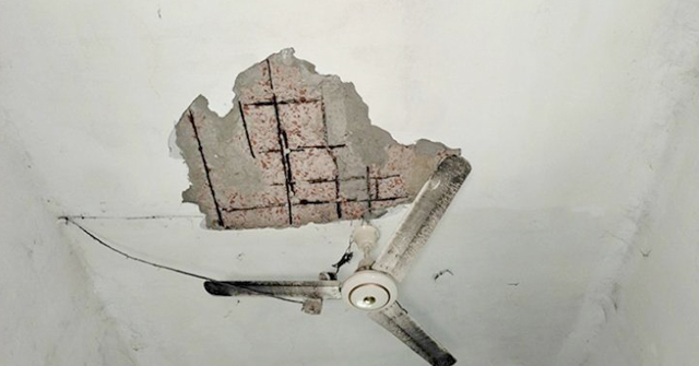 ছাদ থেকে খসে পড়ছে পলেস্তারা রোগীদের দুর্ভোগ