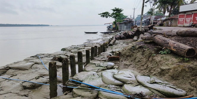 কাজে আসছে না পাউবোর অর্ধকোটি টাকার জিও ব্যাগ