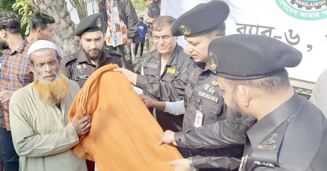 সুন্দরবনের জেলেদের মধ্যে শীতবস্ত্র বিতরণ র‌্যাবের