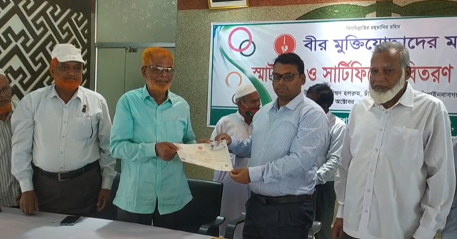 প্রধানমন্ত্রীর ঈদ উপহার নিয়ে হাদিসুরের বাড়িতে এমপি নাদিরা 