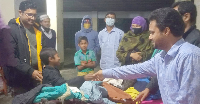 বরগুনায় এতিমদের মাঝে শীতবস্ত্র বিতরণ