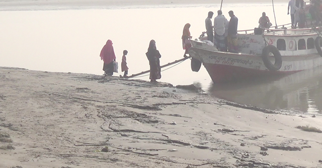 হিজলায় খেয়া ঘাটে যাত্রীদের ভোগান্তি