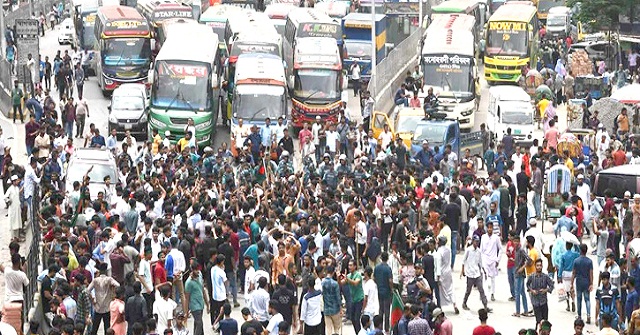 শিক্ষার্থীদের আন্দোলনে অচল ঢাকা