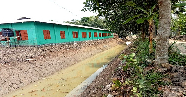 আমতলীতে মাদাসার সম্পত্তিত্বে শিক্ষকের ক্যানেল খনন 