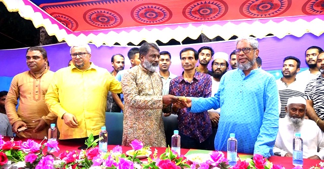 নলছিটিতে পূজা মণ্ডপ পরিদর্শন করলেন বিএনপি নেতা