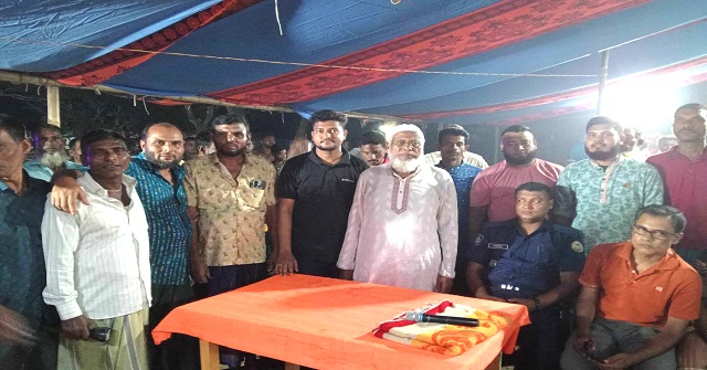 আমতলীতে বিএনপি নেতা মকবুল খানের পূজামণ্ডপ পরিদর্শন 