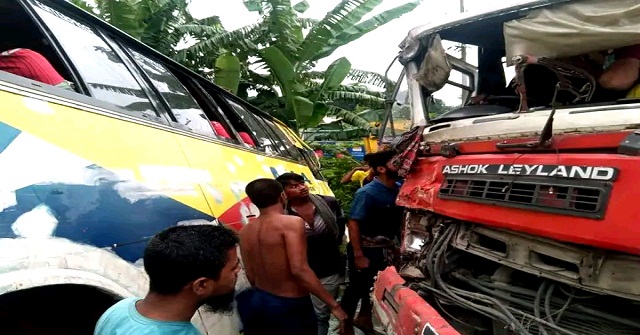 পটুয়াখালীতে সড়ক দুর্ঘটনায় ১২ সাংবাদিক আহত