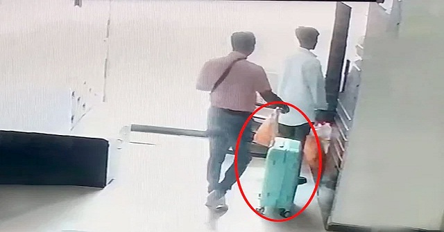   সিসিটিভি ফুটেজে ঘাতকদের ফ্ল্যাট থেকে স্যুটকেস নিয়ে বের হওয়ার দৃশ্য