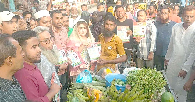 বরিশাল নগরীর ২১ নম্বর ওয়ার্ডে ৩১ দফার লিফলেট বিতরণ ও গণসংযোগ করেছেন নাসরিন 