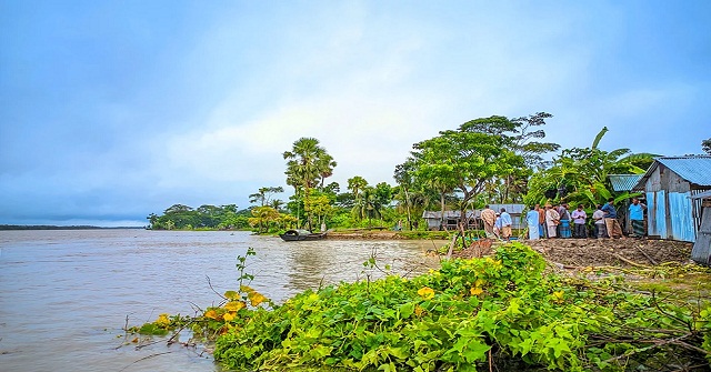 সুগন্ধা ও বিষখালী নদীতে ভাঙনে আতঙ্কে মানুষ
