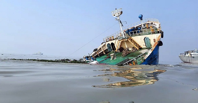 তেলবাহী ট্যাংকারের উদ্ধারকাজ থমকে আছে