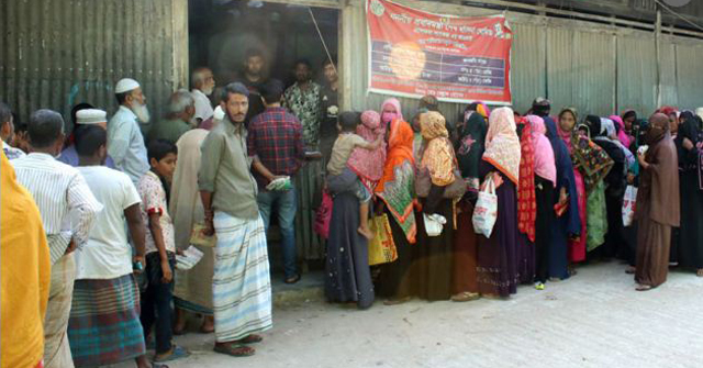 স্বরূপকাঠিতে দীর্ঘ সময় লাইনে দাঁড়িয়েও জুটছে না ওএমএসের চাল