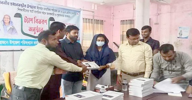 মঠবাড়িয়ায় ১০২ জন মেধাবী শিক্ষার্থীদের মাঝে ট্যাব বিতরণ