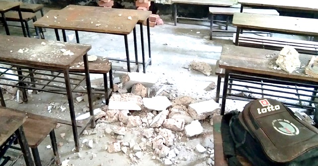 রাজাপুরে স্কুলের ছাদের পলেস্তরাসহ ভিম ধসে ৫ ছাত্র আহত
