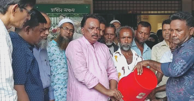 মঠবাড়িয়ায় প্রধানমন্ত্রীর উপহার বিতরণ 