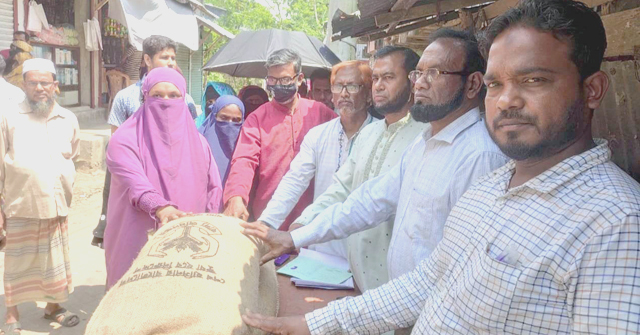 মঠবাড়িয়ায় নিম্নমানের ভিজিডি চাল বিতরণের অভিযোগ 