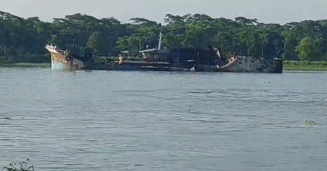 ঝালকাঠিতে ১২ ঘণ্টা পর তেলবাহী জাহাজের আগুন নিয়ন্ত্রণে