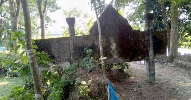 অযত্ন অবহেলায় পড়ে আছে সিডরে নিহতদের গণকবর 