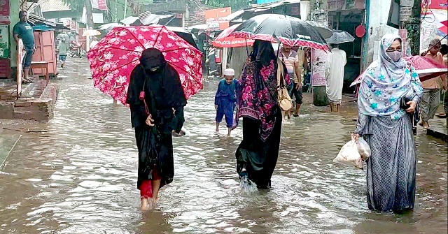 ঝালকাঠিতে টানা বর্ষণে বিভিন্ন সড়কে হাঁটু পানি