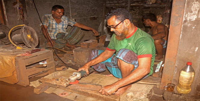 বরিশালে ব্যস্ততা বেড়েছে কামারপাড়ায়, কিন্তু ক্রেতা নেই