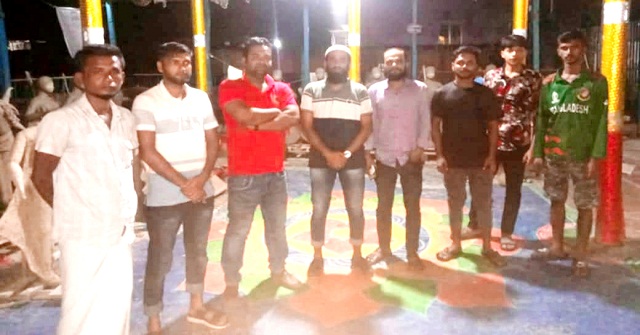 লালমোহনে মন্দির পাহারায় বিএনপি নেতাকর্মীরা