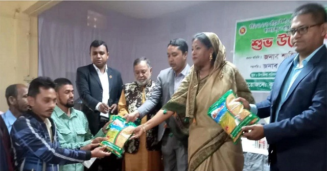 কলাপাড়ায় কৃষকদের মাঝে বিনামূল্যে বীজ ও সার বিতরণ