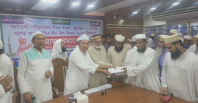 আমতলীতে ঈমাম-মুয়াজ্জিনরা পেলেন ঈদ উপহার