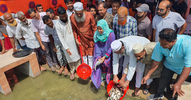 কাউখালীতে জলাশয়ে পোনামাছ অবমুক্তকরণ