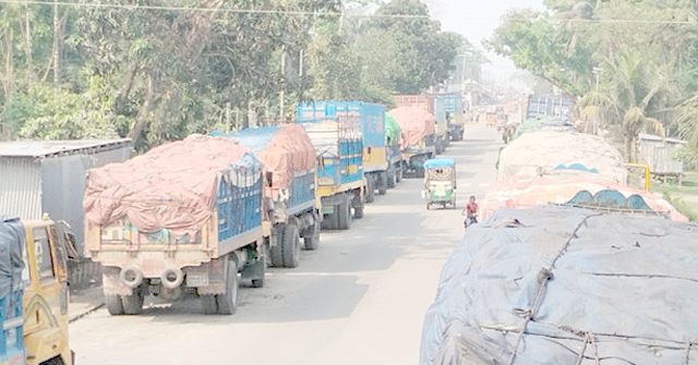 এক সপ্তাহ ধরে দুই ফেরি বিকল, চরম বিপাকে তরমুজ ব্যবসায়ীরা