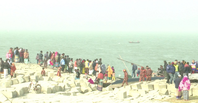 দুই দিনেও উদ্ধার হয়নি ট্রলার ও নিখোঁজ বাবা-ছেলে