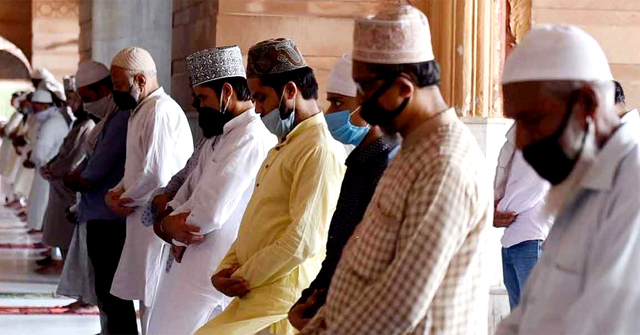 রাতে তারাবির মাধ্যমে শুরু হবে সংযমের মাস