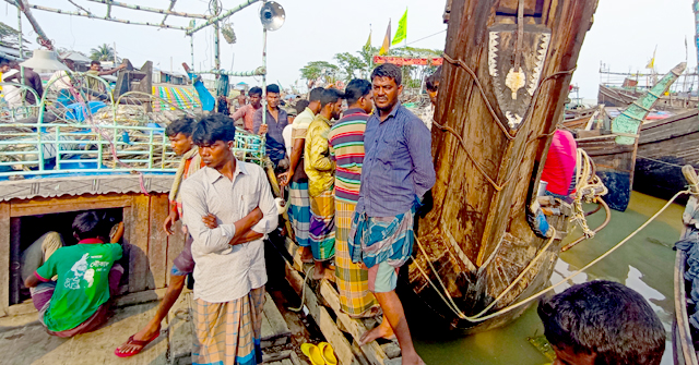 তজুমদ্দিনে মৎস্য অভিযানে আটক নৌকার মাছ তেল লুটের অভিযোগ