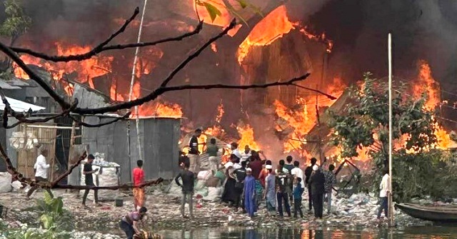 রাজধানীর কড়াইল বস্তিতে ভয়াবহ আগুন, নিয়ন্ত্রণে ৭ ইউনিট