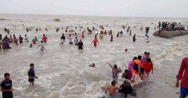  ঢেউয়ের গর্জনে পর্যটকদের উল্লাস