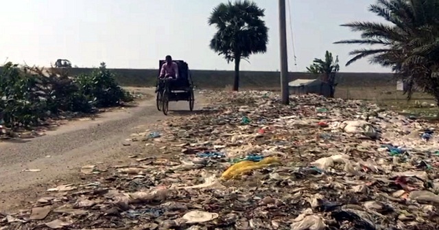 কুয়াকাটায় সড়কের পাশে ময়লার স্তূপ