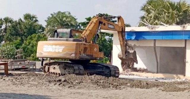 কুয়াকাটা সিকদার রিসোর্টের ‘বিচ ক্লাব’ গুঁড়িয়ে দিলো প্রশাসন