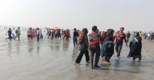 পর্যটকদের পদচারনায় মুখর কুয়াকাটা সৈকত
