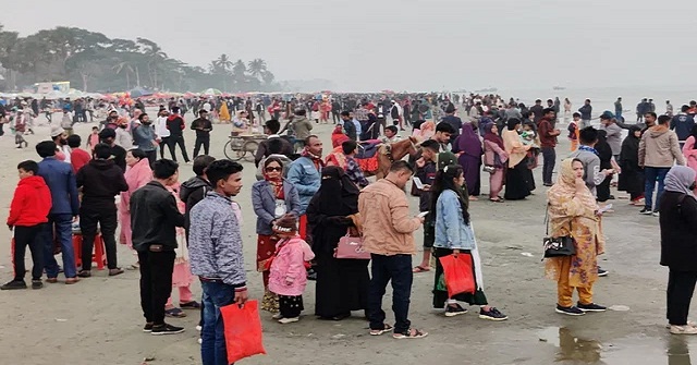 নতুন বছর পালনে সাগরকন্যা কুয়াকাটায় পর্যটকের ঢল