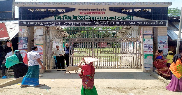 নকলে বাধা দেওয়ায় শিক্ষক লাঞ্ছিত