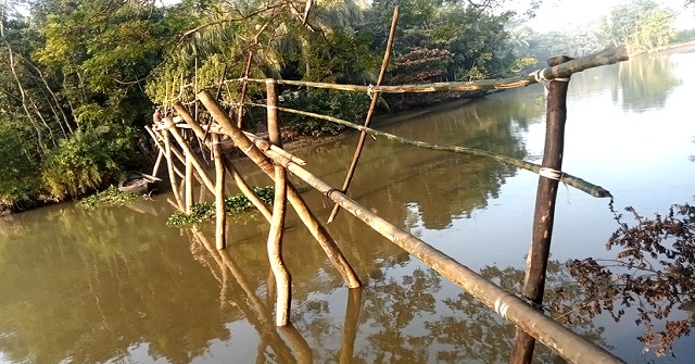  পিরোজপুরে তিন গ্রামের মানুষের যাতায়াতে একমাত্র ভরসা বাঁশের সাঁকো