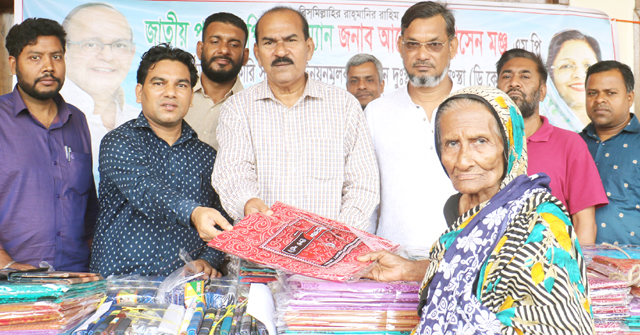 দুঃস্থ কল্যাণ সংস্থার উদ্যোগে শাড়ি লুঙ্গী বিতরণ