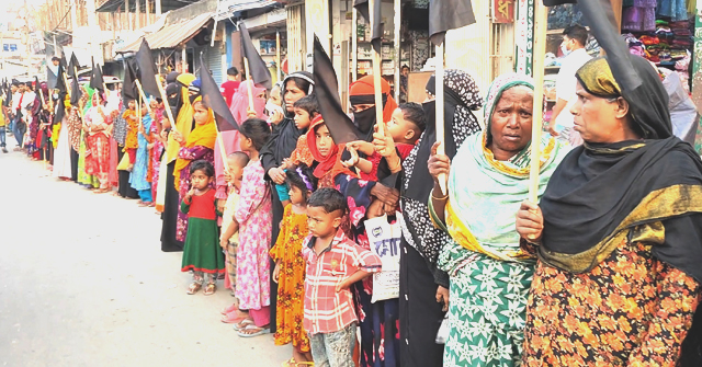 বাউফলে কালো পতাকা প্রদর্শন করে প্রতিবাদ