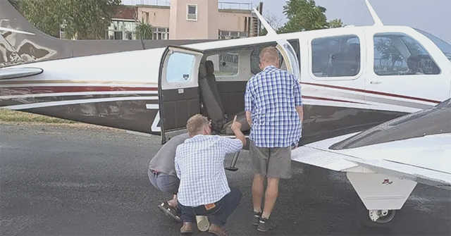 প্লেনে বিষধর সাপ, জরুরি অবতরণ!