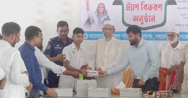 মঠবাড়িয়ায় ২৮৫ জন মেধাবী শিক্ষার্থীদের মাঝে ট্যাব বিতরণ