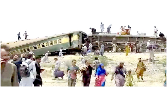 পাকিস্তানে ভয়াবহ ট্রেন দুর্ঘটনা, নিহত ১৫