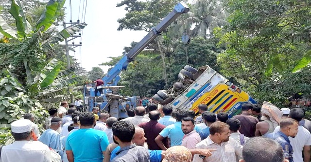 বানারীপাড়ায় যাত্রীবাহী বাস পুকুরে, নিহত ১